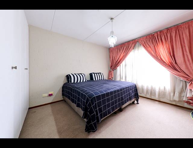 2 BEDROOM APARTMENT FOR SALE IN SUNNINGHILL
